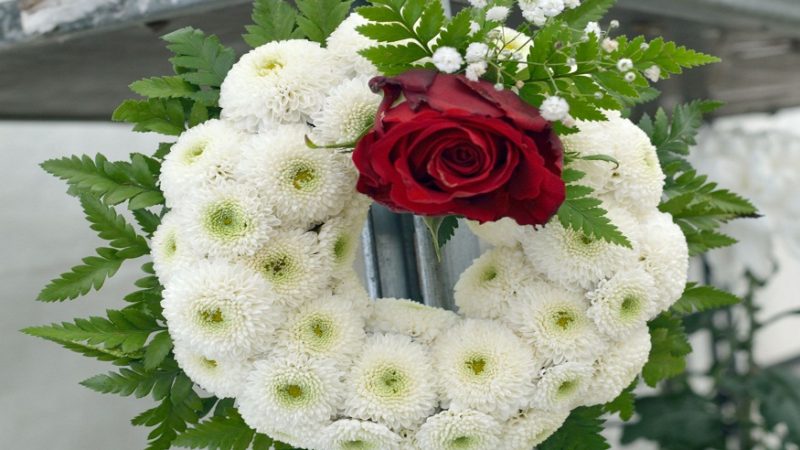 Points to Know When Choosing Condolences Flowers